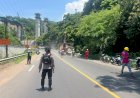 Kapolres-Probolinggo-Datangi-Lokasi-Pastikan-Penyebab-Jatuhnya-Batu-Besar-di-Jalan-Raya-Paiton