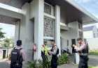 Ditinggal-Warga-Mudik,-Polisi-Sidoarjo-Patroli-Kawasan-Pemukiman