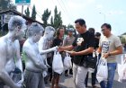 Polisi-Peduli,-Turun-ke-Jalan-Salurkan-Bansos-untuk-Pekerja-Jalanan-di-Ngawi