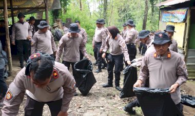Gerakan-Indonesia-ASRI-Polres-Magetan-Gelar-Korve-di-Jalur-Pendakian-Gunung-Lawu
