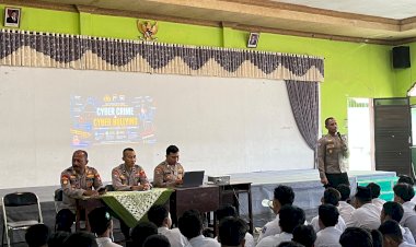 Polisi-Sidoarjo-Edukasi-Pelajar-SMA-Wachid-Hasyim-2-Bahaya-Radikalisme