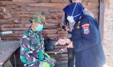 Polres-Malang-Libatkan-Tim-Dokkes,-Menjaga-Napas-Para-Penjinak-Api-Karhutla-di-Lereng-Bromo