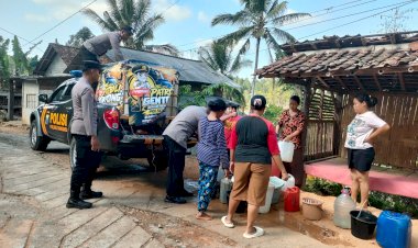 Polres-Trenggalek-Pasok-Ribuan-Liter-Air-Bersih-Pakai-Mobil-Patroli-Modifikasi