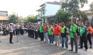 Sambut-Hari-Lalu-Lintas-Bhayangkara-ke-71,Polres-Mojokerto-Berbagi-Sembako-Hingga-SIM-Gratis-untuk-Driver-Ojol