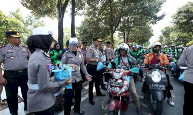 Jumat-Berkah,-Polda-Jatim-Salurkan-600-Paket-Sembako-untuk-Pengemudi-Ojol