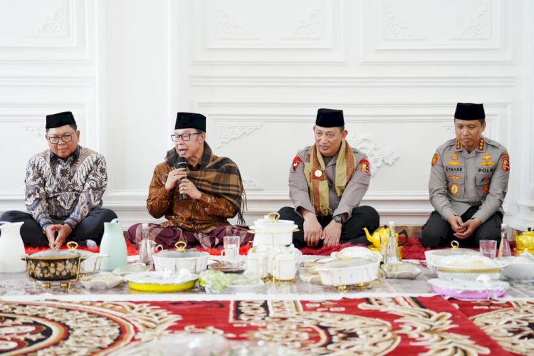 Kunjungi Buntet Pesantren Cirebon, Kapolri Silaturahmi ke Dewan Sepuh hingga Resmikan Pondok