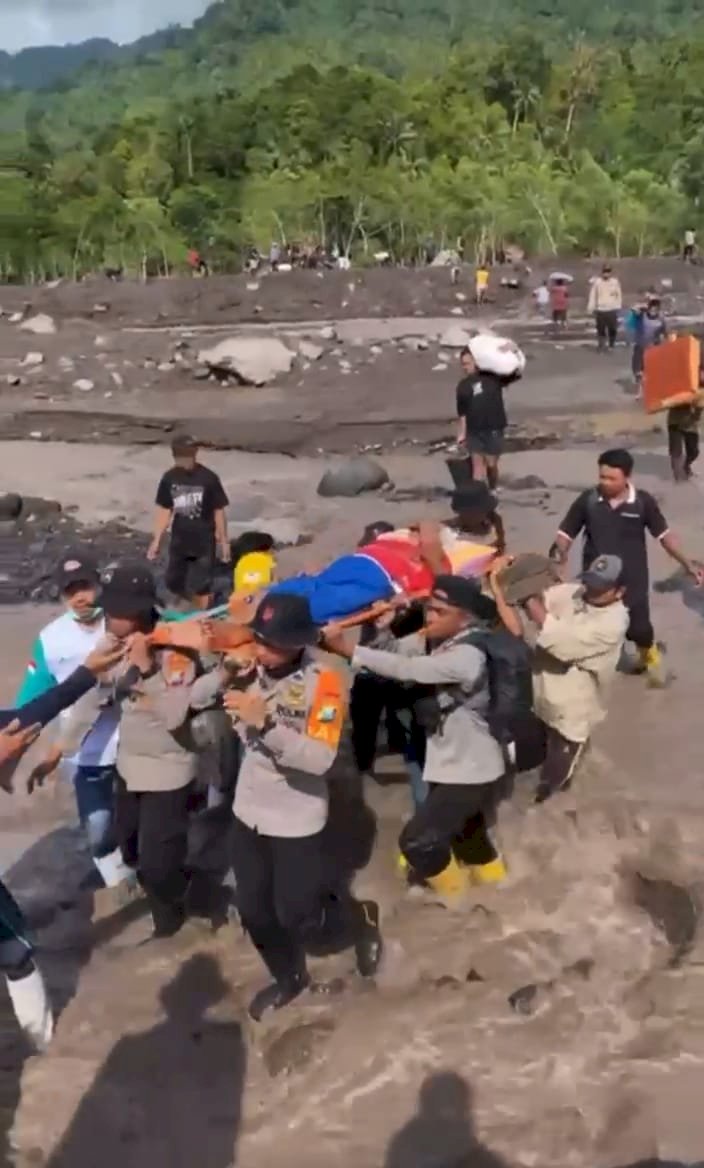 Polri Terus Evakuasi Warga dan Mengamankan Harta Benda di Candipuro: Bergerak Cepat Selamatkan Masyarakat