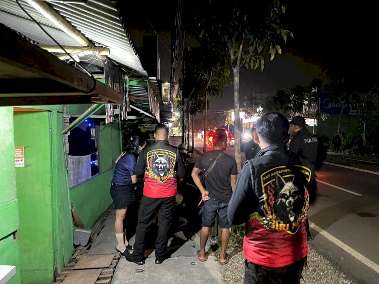 Polres Gresik Ungkap Peredaran Miras di Menganti Puluhan Liter Miras Diamankan dari Warung Karaoke