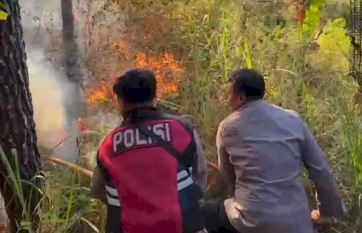 Polres Magetan Bersama Tim Gabungan Tangani Karhutla di Panekan Lereng Gunung Lawu
