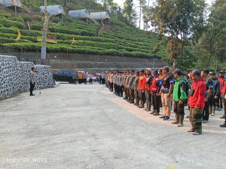 Tembus Ketinggian 1.800 MDPL, Tim Gabungan Polres Blitar Jinakkan Api di Gunung Buthak