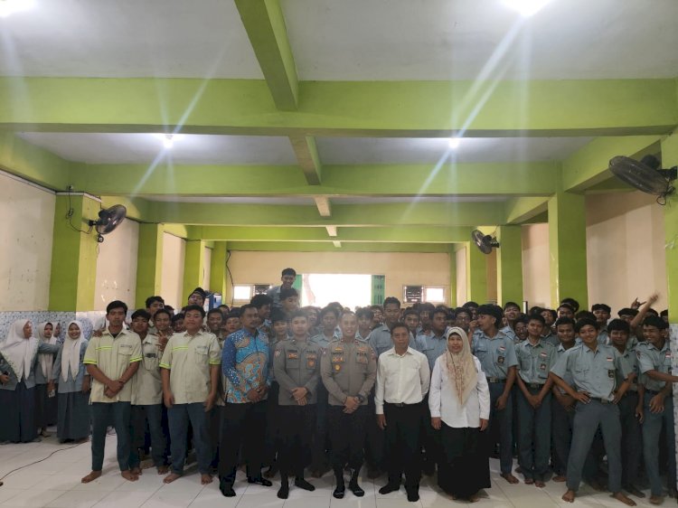 Cegah Kenakalan Remaja dan Bullying, Sat Binmas Polresta Sidoarjo Beri Penyuluhan di SMK YPM 4 Taman