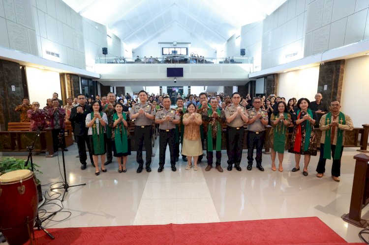 Wakapolda Jatim Gelar Minggu Kasih di GKJW Waru Sidoarjo, Ingatkan Bahaya Hoaks dan Bullying
